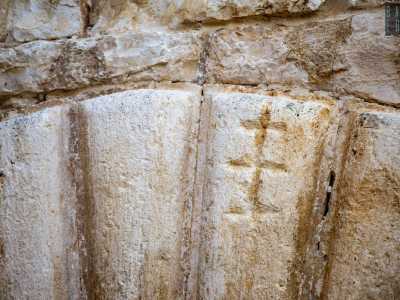 Infine, sull'archivolto della sala di servizio, sede del refettorio e della cisterna per l�acqua piovana, � evidente la Croce papale a tre braccia